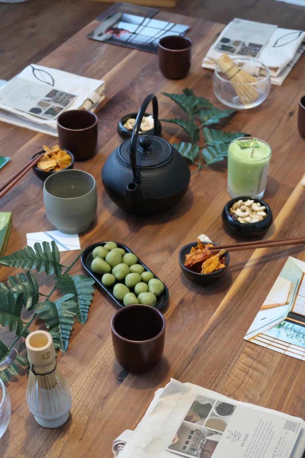 Teezeremonie mit Kanne und Matcha