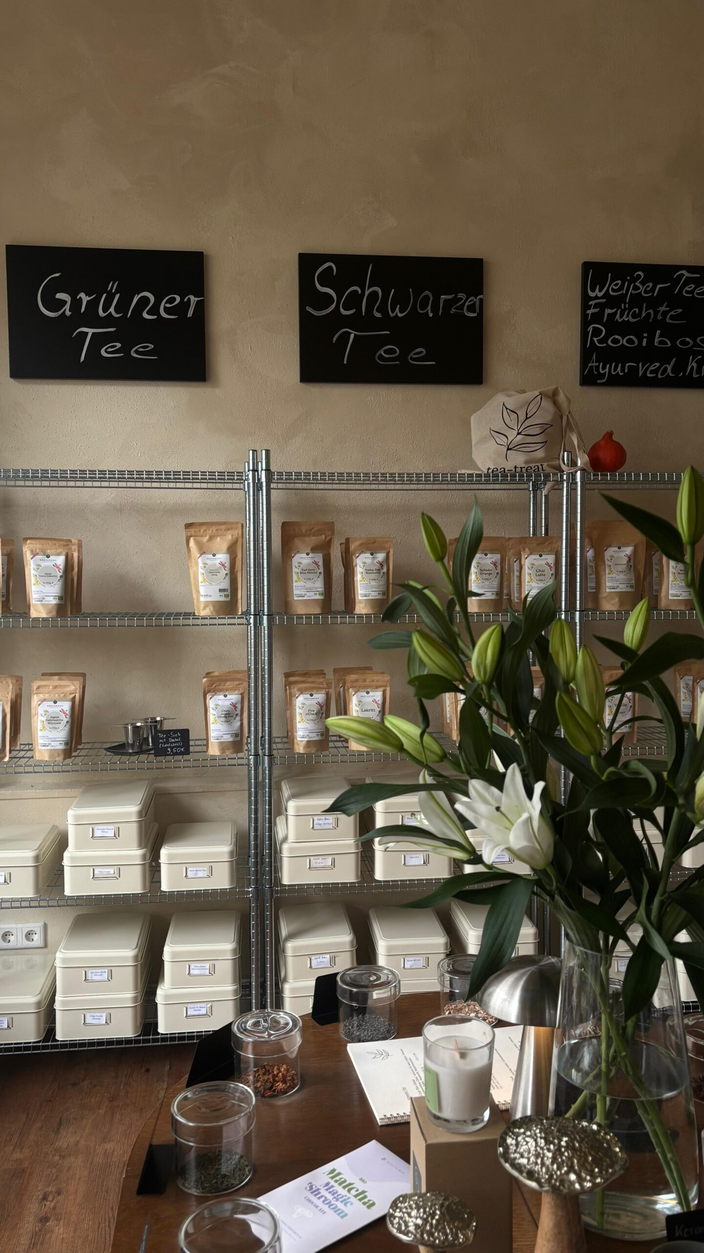 Tee-Regale im Laden