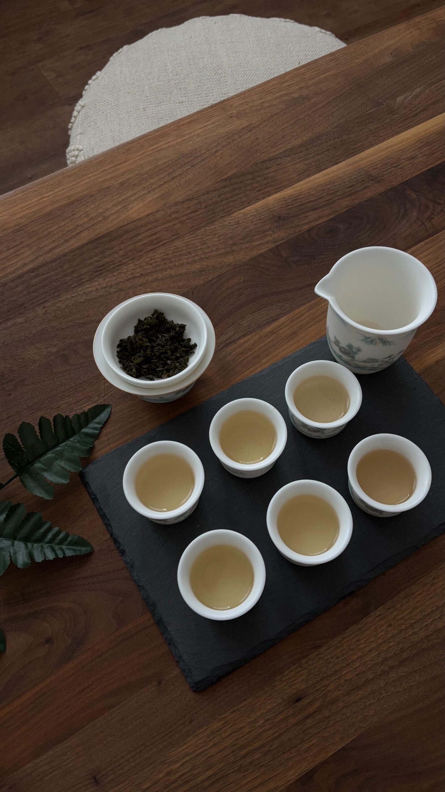 Oolong Tee Zeremonie mit kleinen Tassen